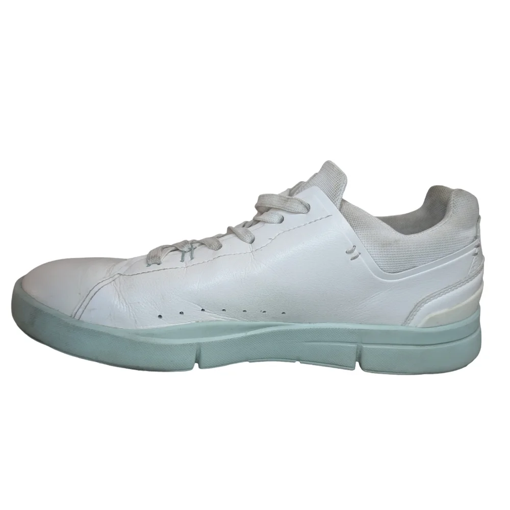 On Running The Roger sneakers in white with mint accent sole. Size 9